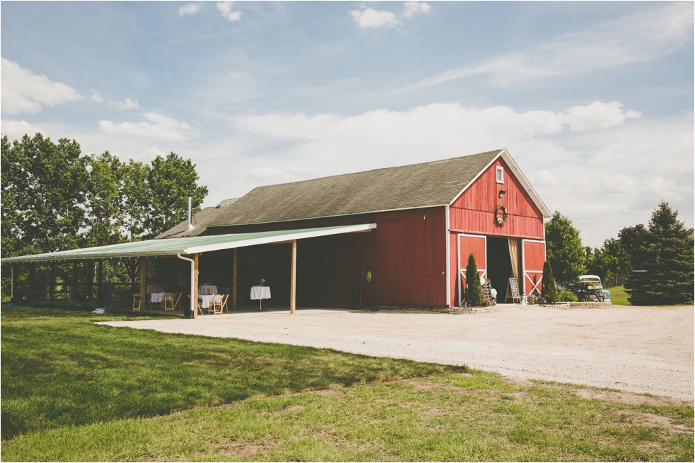 burlington-wisconsin-barn-wedding-studio29-photography