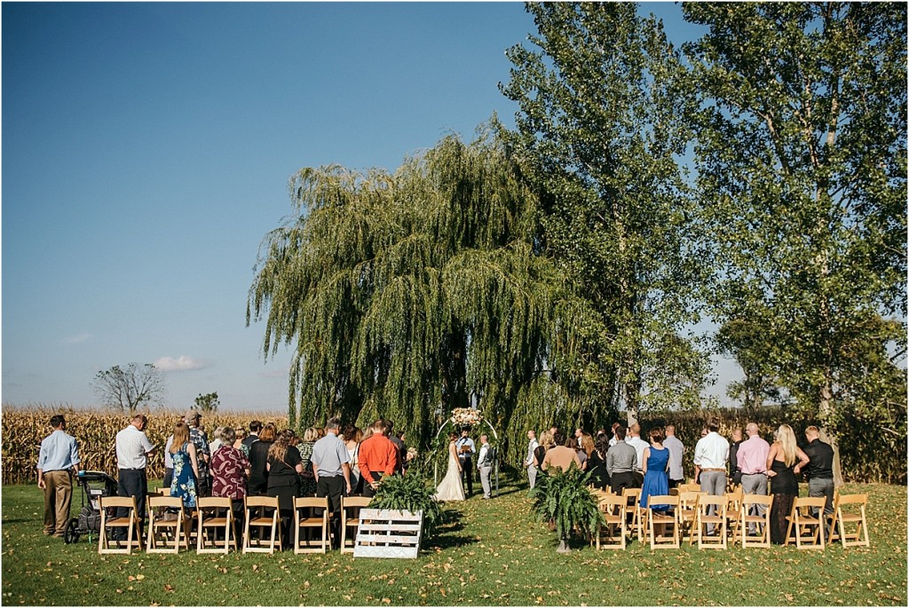 rustic-barn-at-prairie-gardens-wedding