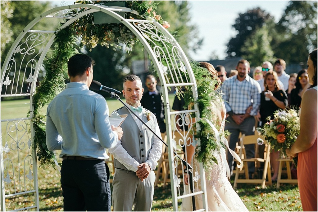rustic-barn-at-prairie-gardens-wedding