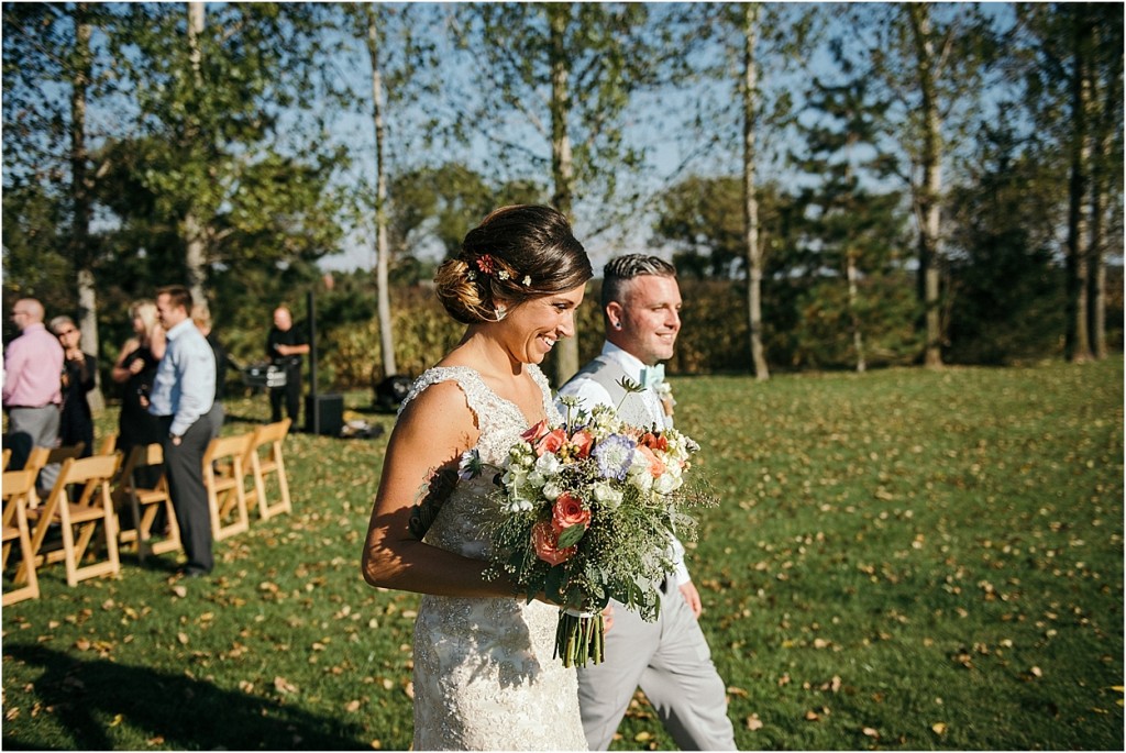 rustic-barn-at-prairie-gardens-wedding