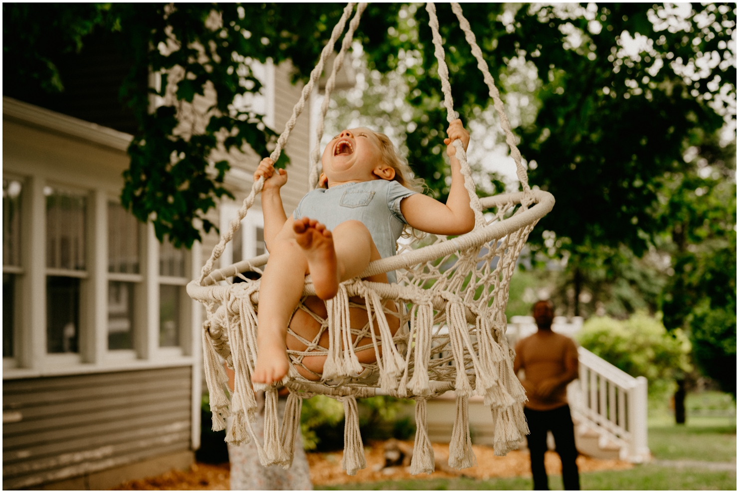 family photographer girl on swing
