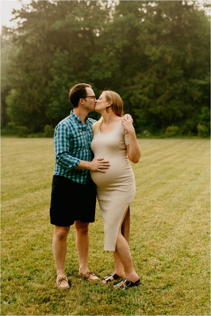 husband and wife pregnant kissing